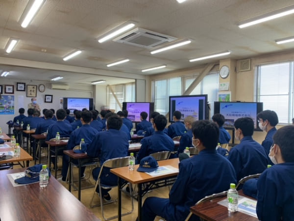 水島工業高等学校３年生工場見学の様子