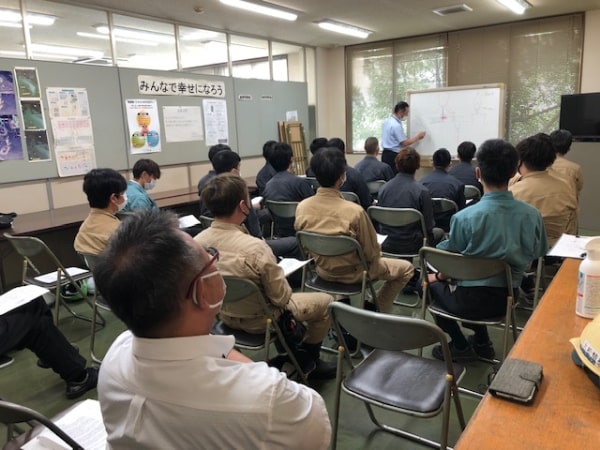 和岡鋼業（株）工場へ見学の様子01